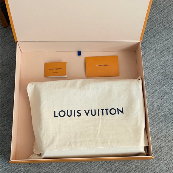 Louis Vuitton District MM Damier Infini Leather - Picture 2 of 12